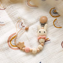 Clips Prendedor de Chupeta em Madeira e Crochê